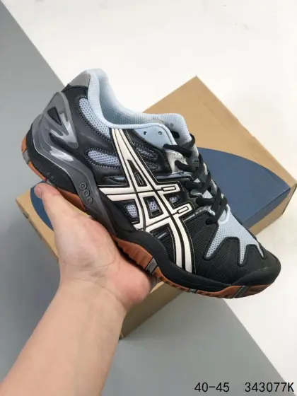 Asics Gel-Resolution 5.0 休闲运动球鞋 - 鞋面设计:鞋面运用PU支撑片与网眼布相结合的材质,在保证支撑性和耐磨性的同时,也具备一定的透气性,可让脚部保持干爽. - 稳定性:采用DYNAWALL中足稳走片搭配DYNAWRAP动态鞋带科技,能在侧向移动时提供出色的支撑,有效防止崴脚,增强了整体稳定性. - 缓震性:前后掌都内置了GEL缓震胶,可有效吸收运动中的冲击力,为脚部提供良好的缓震效果,减少疲劳. - 耐磨性:外底的脚趾和脚跟区域采用PguardTM技术,搭配AHAR® plusTM外底橡胶,可增强鞋子的耐用性,提高鞋底的耐磨性能. 货号:1203A901 编码:343077K